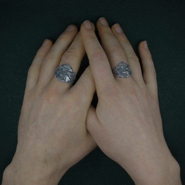 Bague inspirée d'un fossile imaginaire & fantastique de chimère de l'antiquité grecque portée sur mains | Res Mirum