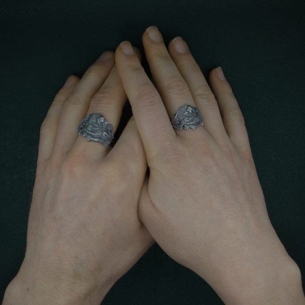 Bague ornée d'un fossile de foetus de sirène et de fougères, inspirée des chimères anciennes de la paléontologie en argent de fabrication artisanale portée sur mains | Res Mirum