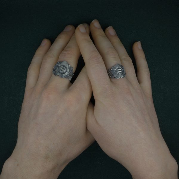 Bague inspirée d'un fossile de limule, fossile vivant existant depuis des millions d'années portée sur mains | Res Mirum