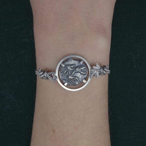 Bracelet avec motif façon fossile de squelette de chimère, animal mythologique de l'antiquité grecque en argent 925 de fabrication artisanale porté sur poignet | Res Mirum