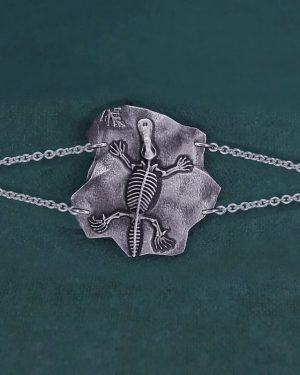 Bracelet dans l'esprit des fossiles, avec un squelette d'ornithorhynque et une fougère gravés en argent 925 de fabrication artisanale | Res Mirum