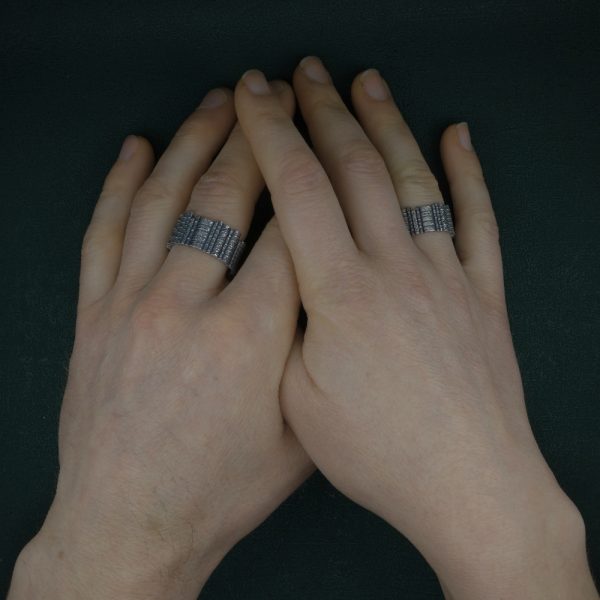 Bague inspirée de grimoires rangés dans une bibliothèque qui s'enroulent autour du doigt, fabriquée par nos soins en argent massif portée sur mains | Res Mirum