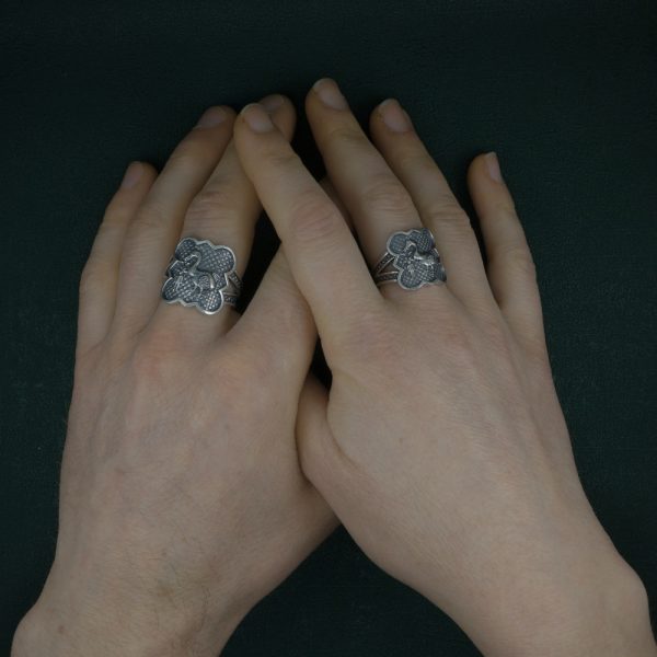 Bague inspirée des enluminures et du bestiaire médiéval fantastique, avec un dodo et une mandragore en argent 925 de fabrication artisanale portée sur mains | Res Mirum