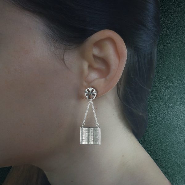 Boucles d'oreilles asymétriques imaginées autour d'un livre ouvert et d'un livre fermé, dans un esprit médiéval et rétro en argent patiné fabriquée en France version livre ouvert porté | Res Mirum