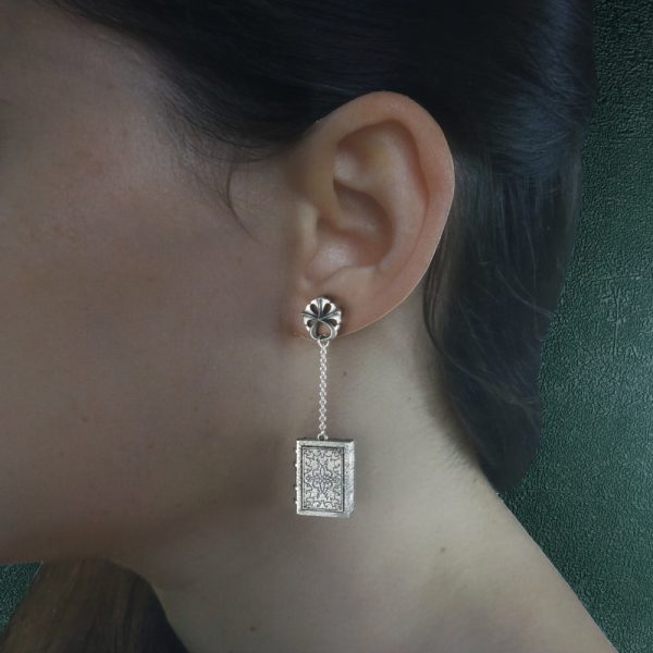 Boucles d'oreilles asymétriques imaginées autour d'un livre ouvert et d'un livre fermé, dans un esprit médiéval et rétro en argent patiné fabriquée en France version livre fermé porté | Res Mirum