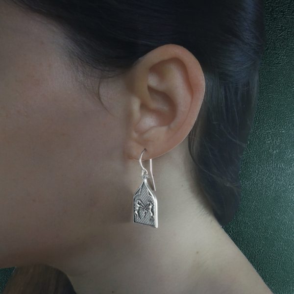 Boucles d'oreilles asymétriques inspirées des enluminures et du bestiaire médiéval fantastique, avec un basilic & une belette d'un côté et de licornes et d'un lapin pour l'autre en argent 925 de fabrication artisanale portées | Res Mirum