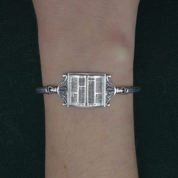 Bracelet jonc imaginé autour d'un livre ouvert sur son lutrin, dans un esprit médiéval et rétro en argent patiné fabriqué en France porté sur poignet | Res Mirum