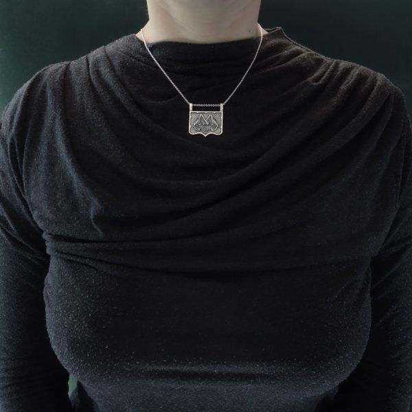 Pendentif inspiré des enluminures et du bestiaire médiéval fantastique, avec un amphisbène et un escargot en argent 925 de fabrication artisanale porté | Res Mirum