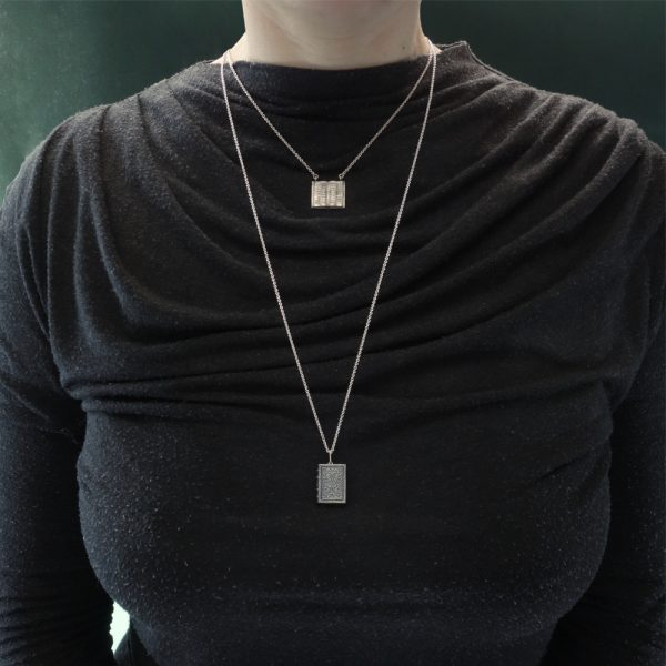 Collier livre ouvert sur chaine courte & pendentif grimoire fermé sur chaine sautoir imaginés dans un esprit médiéval et rétro en argent patiné fabriqué en France. Vue de face | Res Mirum