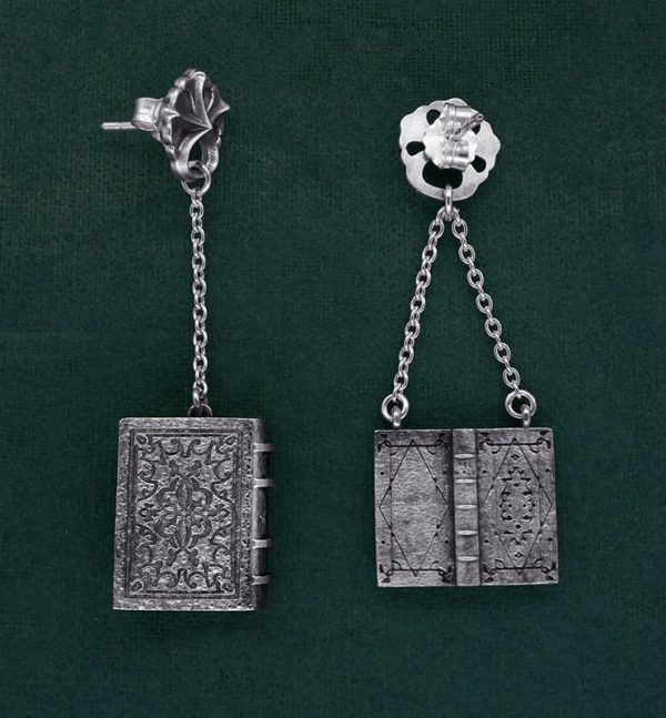 Boucles d'oreilles asymétriques imaginées autour d'un livre ouvert et d'un livre fermé, dans un esprit médiéval et rétro en argent patiné fabriquée en France vue face | Res Mirum