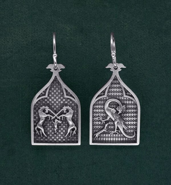 Boucles d'oreilles asymétriques inspirées des enluminures et du bestiaire médiéval fantastique, avec un basilic & une belette d'un côté et de licornes et d'un lapin pour l'autre en argent 925 de fabrication artisanale | Res Mirum