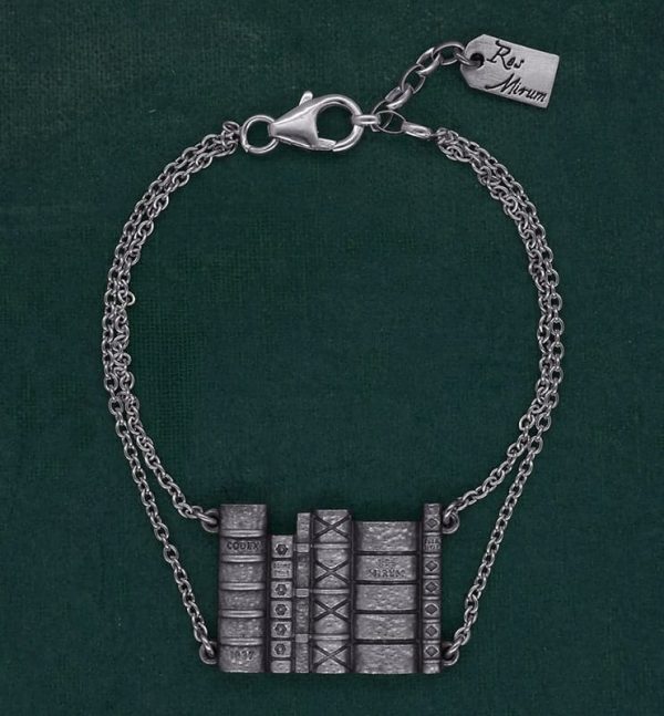 Bracelet inspiré de grimoires rangés dans une bibliothèque sur une chaîne, fabriqué par nos soins en argent massif fermé | Res Mirum