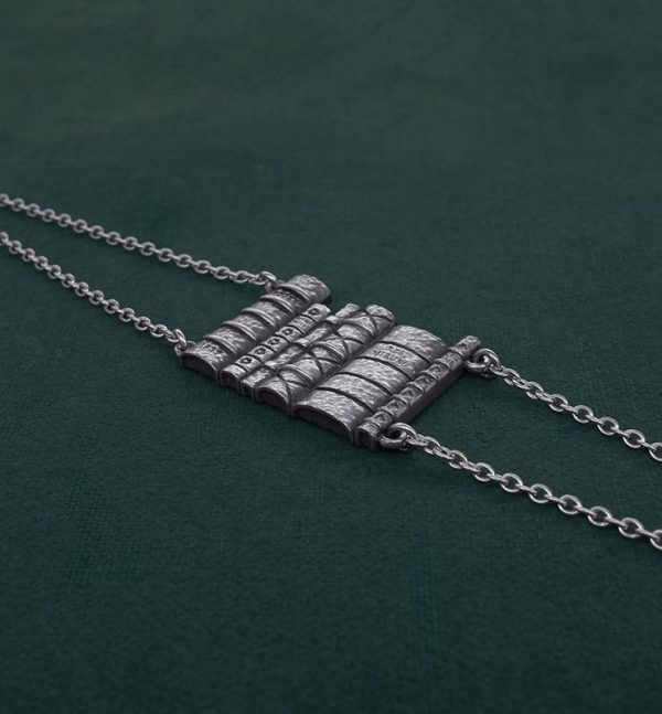 Bracelet inspiré de grimoires rangés dans une bibliothèque sur une chaîne, fabriqué par nos soins en argent massif vue côté | Res Mirum