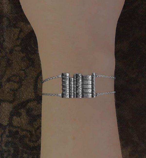 Bracelet inspiré de grimoires rangés dans une bibliothèque sur une chaîne, fabriqué par nos soins en argent massif porté | Res Mirum