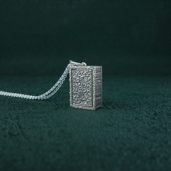 Pendentif créé dans l'esprit d'une mini reproduction d'un livre ancien, ouvragé et décoré façon codex du Moyen-Age de fabrication Française en argent 925 vue côté pages | Res Mirum