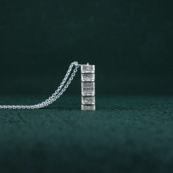 Pendentif créé dans l'esprit d'une mini reproduction d'un livre ancien, ouvragé et décoré façon codex du Moyen-Age de fabrication Française en argent 925 vue dos | Res Mirum