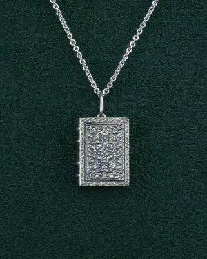 Pendentif créé dans l'esprit d'une mini reproduction d'un livre ancien, ouvragé et décoré façon codex du Moyen-Age de fabrication Française en argent 925 vue face | Res Mirum