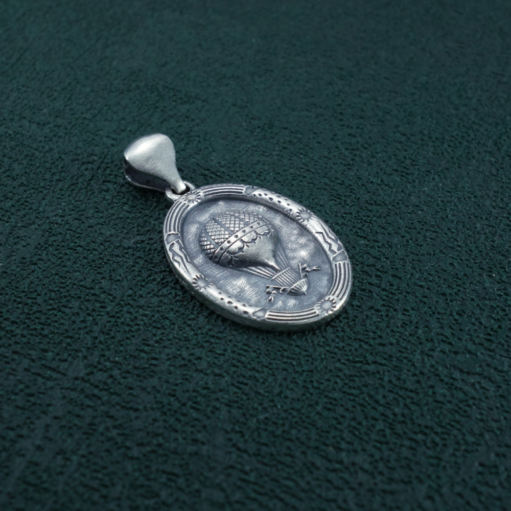 Pendentif petit ballon dans cadre ovale inspiré du ciel et du XVIIIe siècle en argent massif de fabrication artisanale vue de côté | Res Mirum