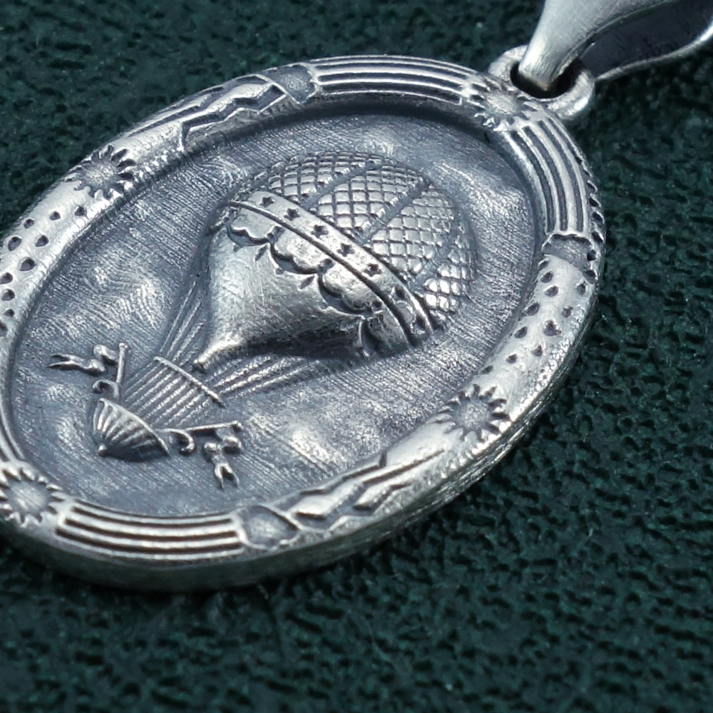 Pendentif petit ballon dans cadre ovale inspiré du ciel et du XVIIIe siècle en argent massif de fabrication artisanale détail | Res Mirum