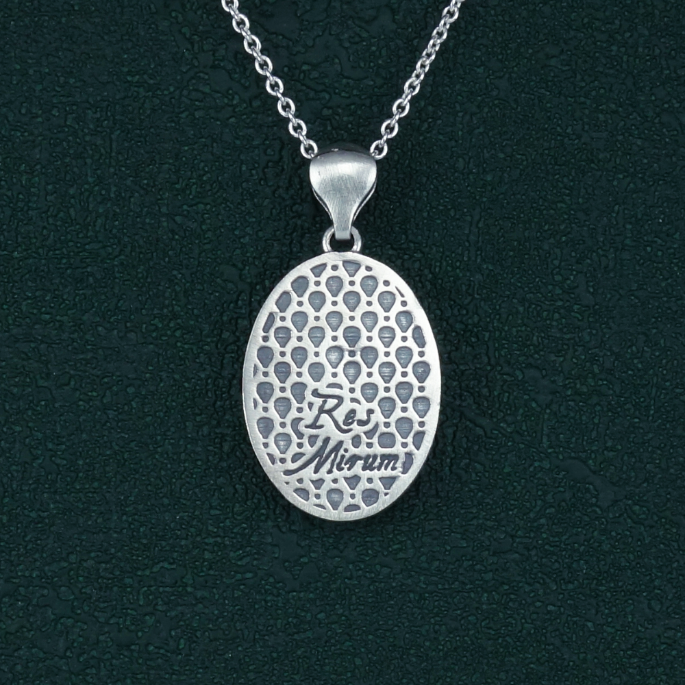 Pendentif petit ballon dans cadre ovale inspiré du ciel et du XVIIIe siècle en argent massif de fabrication artisanale vue de dos | Res Mirum