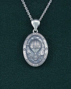 Pendentif petit ballon dans cadre ovale inspiré du ciel et du XVIIIe siècle en argent massif de fabrication artisanale vue de face | Res Mirum