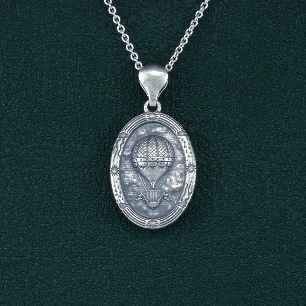 Pendentif petit ballon dans cadre ovale inspiré du ciel et du XVIIIe siècle en argent massif de fabrication artisanale vue de face | Res Mirum