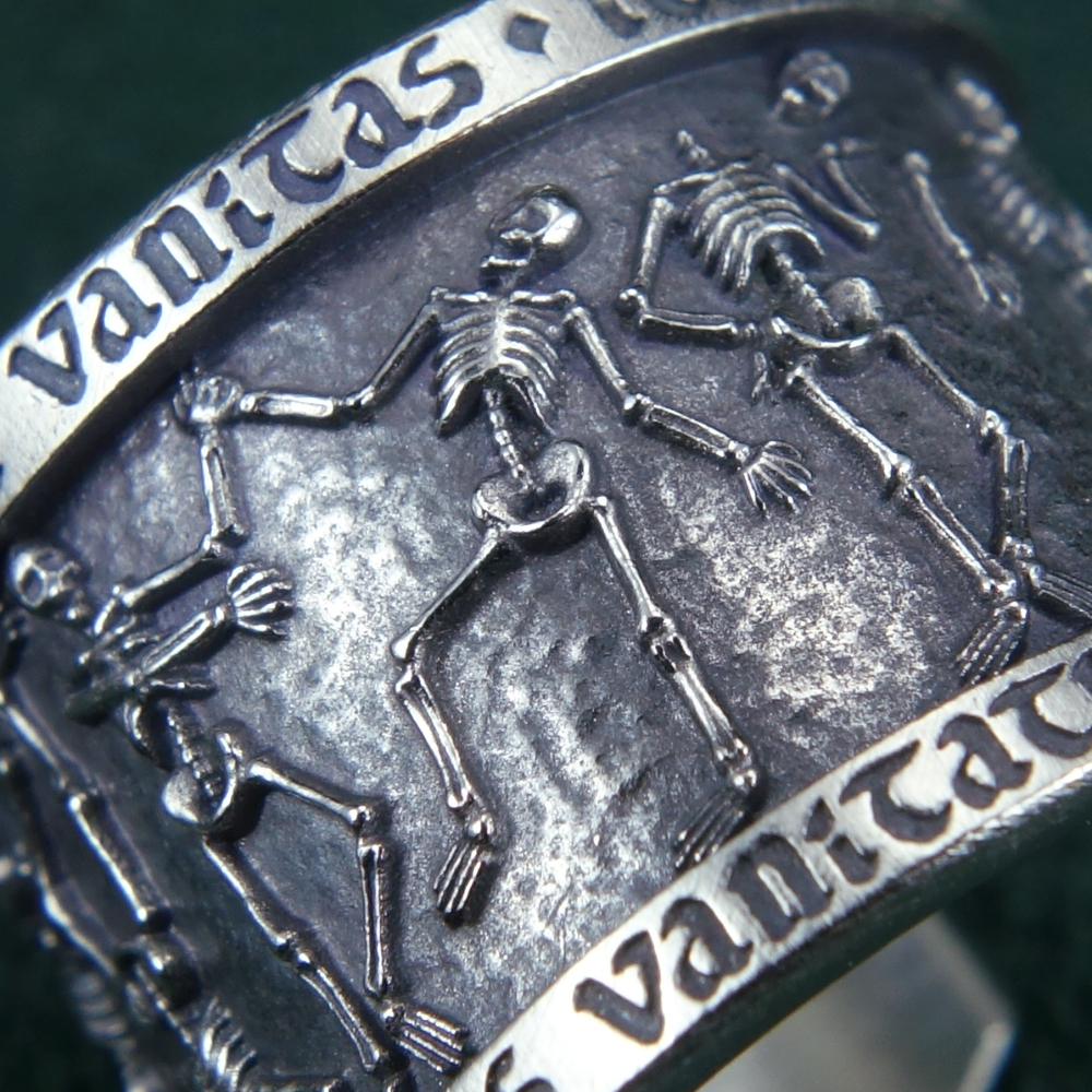 Anneau représentant une danse de squelettes, inspiré des danses macabres médiévales, bijou avec inscriptions en latin de type memento mori. Détail | Res Mirum