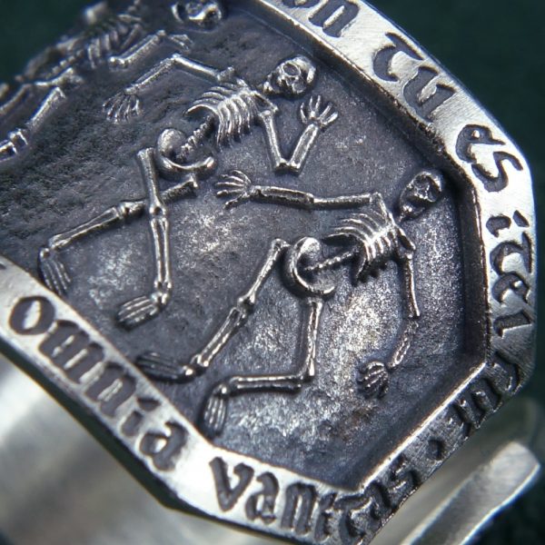 Anneau représentant une danse de squelettes, inspiré des danses macabres médiévales, bijou avec inscriptions en latin de type memento mori. Détail du côté | Res Mirum