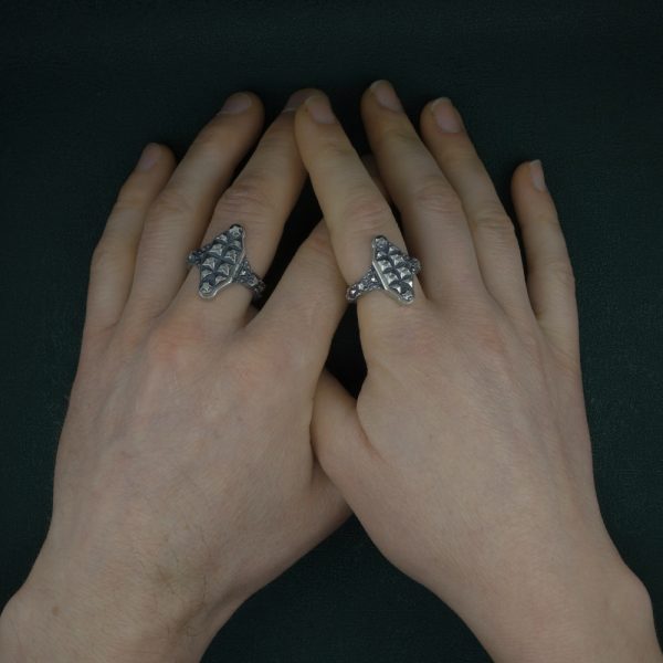 Bague à secret ou à poison de style Renaissance, bijou évoquant plus précisément un type de bague de deuil appelé bague lacrimatoire. Vue portée sur mains | Res Mirum