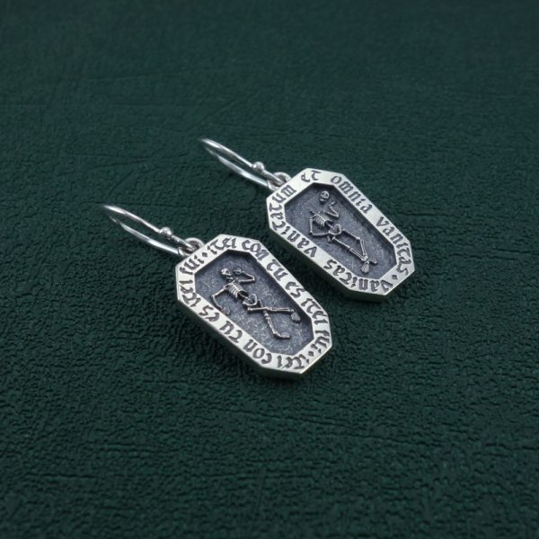 Boucles d'oreilles en forme de cercueil avec un squelette et inscription latines, bijou avec message de memento mori. Vue de côté | Res Mirum