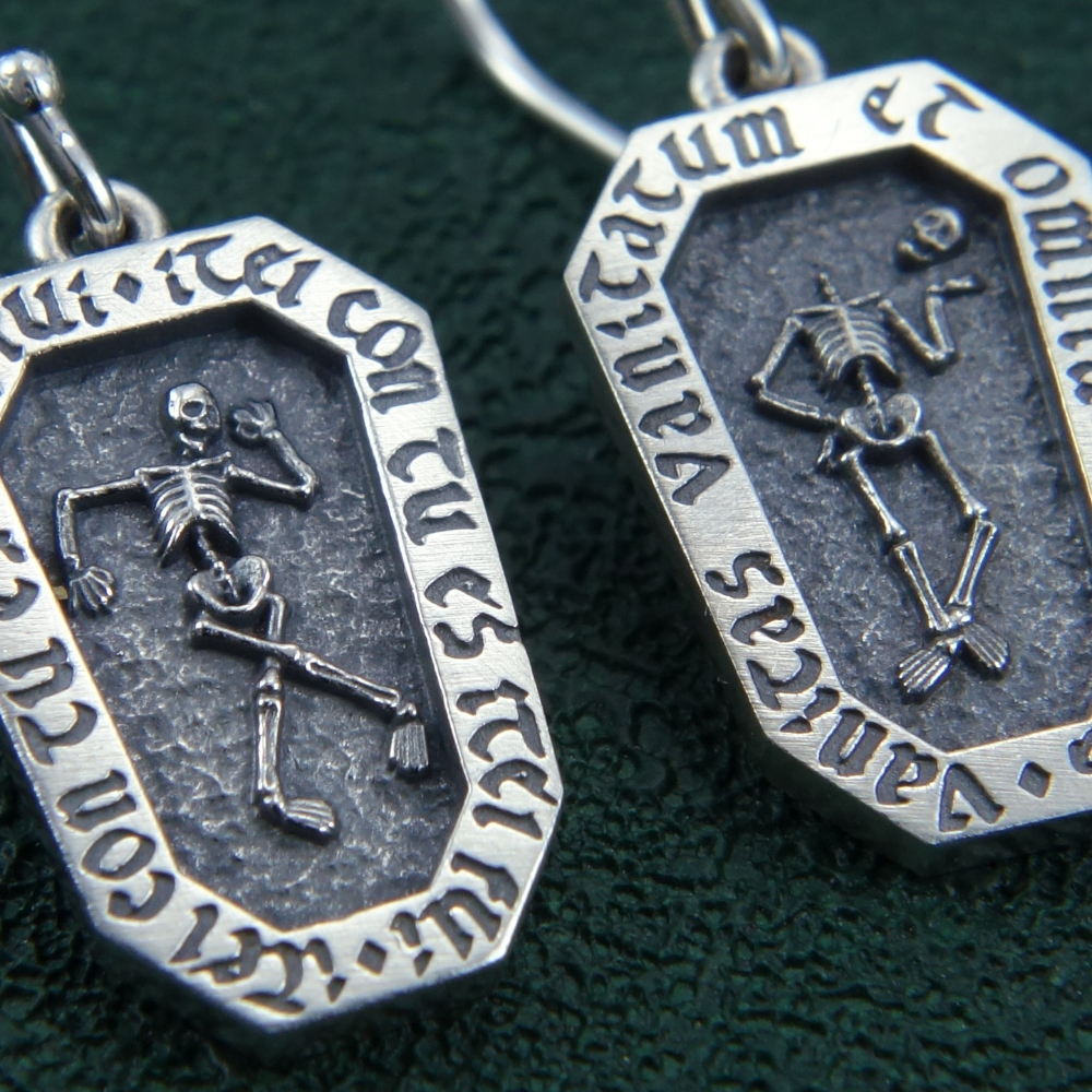 Boucles d'oreilles en forme de cercueil avec un squelette et inscription latines, bijou avec message de memento mori. Dรฉtail | Res Mirum