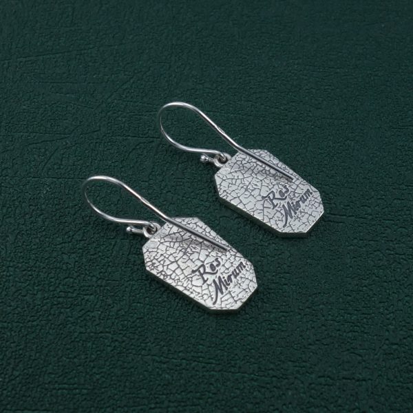 Boucles d'oreilles en forme de cercueil avec un squelette et inscription latines, bijou avec message de memento mori. Vue de dos | Res Mirum