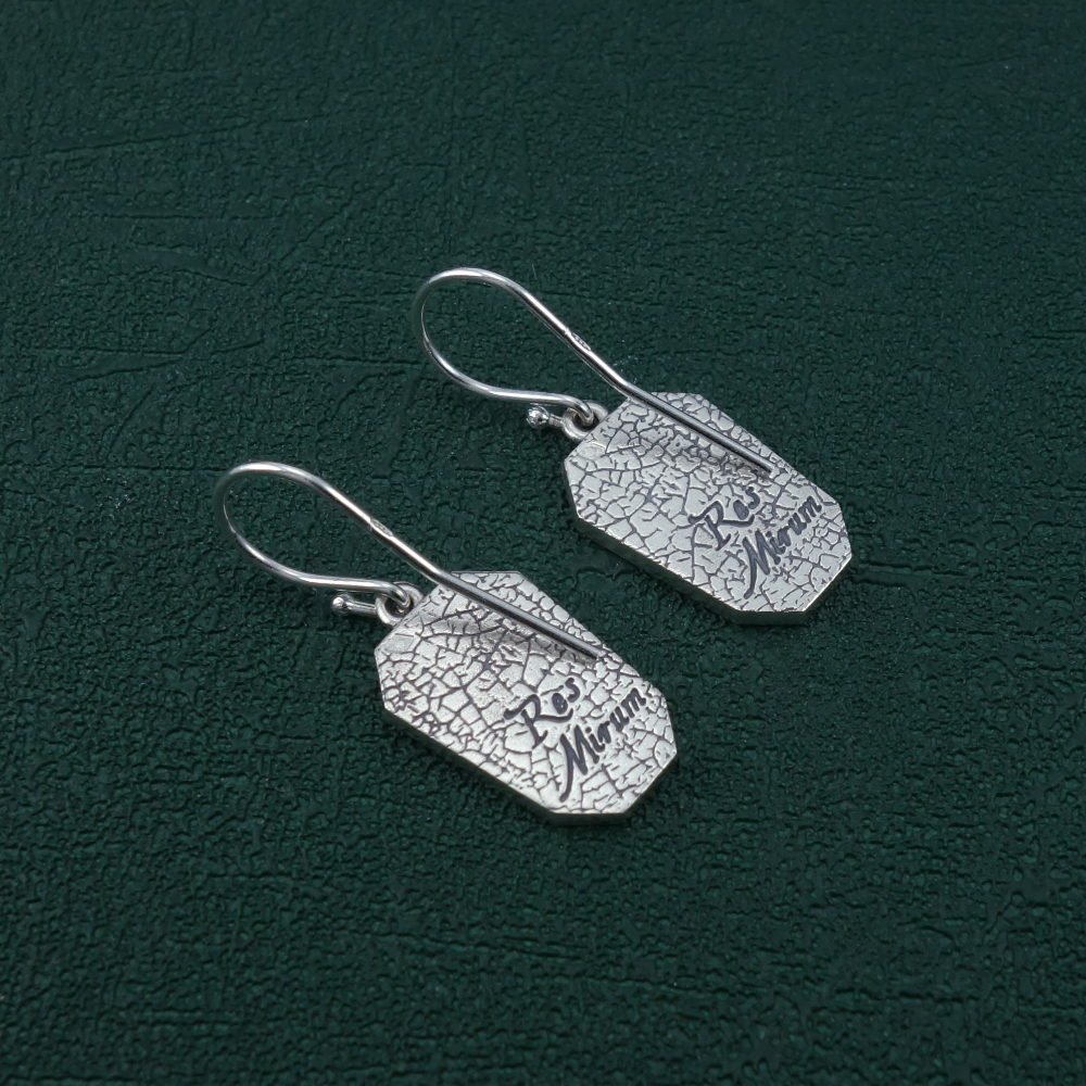 Boucles d'oreilles en forme de cercueil avec un squelette et inscription latines, bijou avec message de memento mori. Vue de dos | Res Mirum