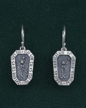 Boucles d'oreilles en forme de cercueil avec un squelette et inscription latines, bijou avec message de memento mori. Vue de face | Res Mirum