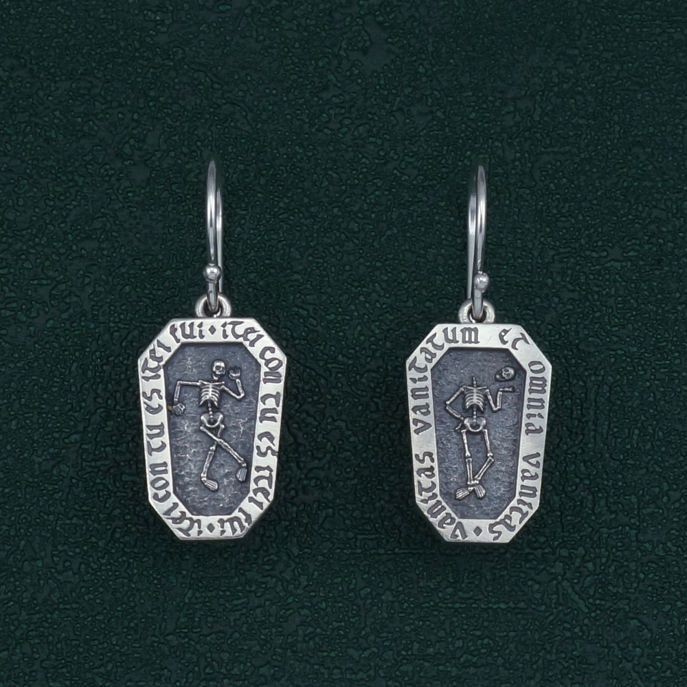 Boucles d'oreilles en forme de cercueil avec un squelette et inscription latines, bijou avec message de memento mori. Vue de face | Res Mirum