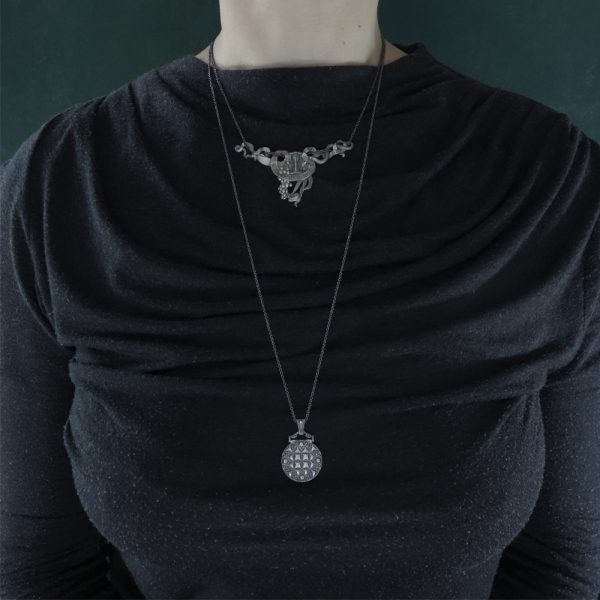 Collier inspiré des vanités gravé memento mori, bijou avec phylactère, serpent, sablier, fleurs, fruits et dés, symboles du temps qui passe et des plaisirs inutiles & Pendentif Transi à secret, motifs pierreries Renaissance sur chaine longue 70 cm portés | Res Mirum