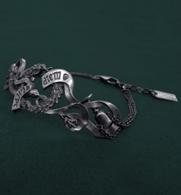 Bracelet comprenant les éléments symboliques d'une vanité de la Renaissance : couronne de lauriers, phylactère gravé Carpe diem, serpent, citron pelé, pinceaux et verre. Vue droite | Res Mirum