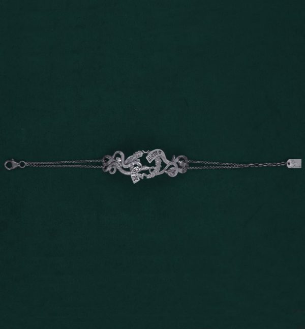 Bracelet comprenant les éléments symboliques d'une vanité de la Renaissance : couronne de lauriers, phylactère gravé Carpe diem, serpent, citron pelé, pinceaux et verre. Vue entier | Res Mirum