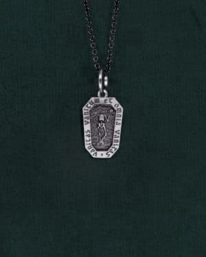 Pendentif en forme de cercueil avec un squelette et inscription latines, bijou avec message de memento mori. Vue de face | Res Mirum