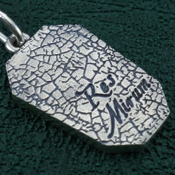 Pendentif en forme de cercueil avec un squelette et inscription latines, bijou avec message de memento mori. Vue de dos détail | Res Mirum