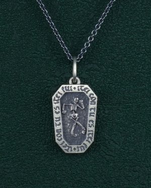 Pendentif en forme de cercueil avec un squelette et inscription latines, bijou avec message de memento mori. Vue de face | Res Mirum