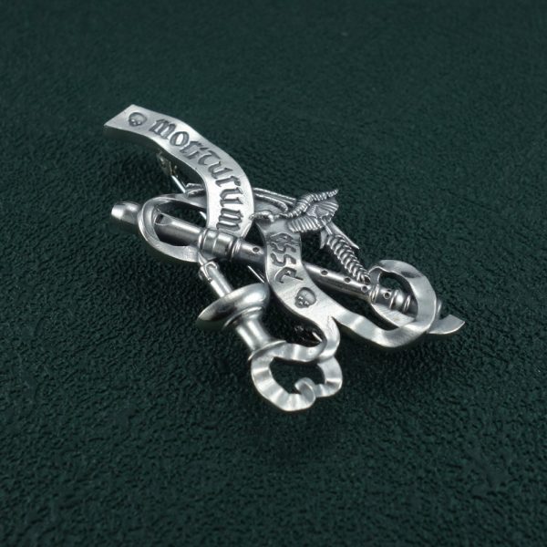 Broche représentant une nature morte, bijou allégorie de la mort avec les symboles du serpent, la plume d'écriture, la bougie, coquelicot et épi de blé, phylactère. Vue de côté | Res Mirum