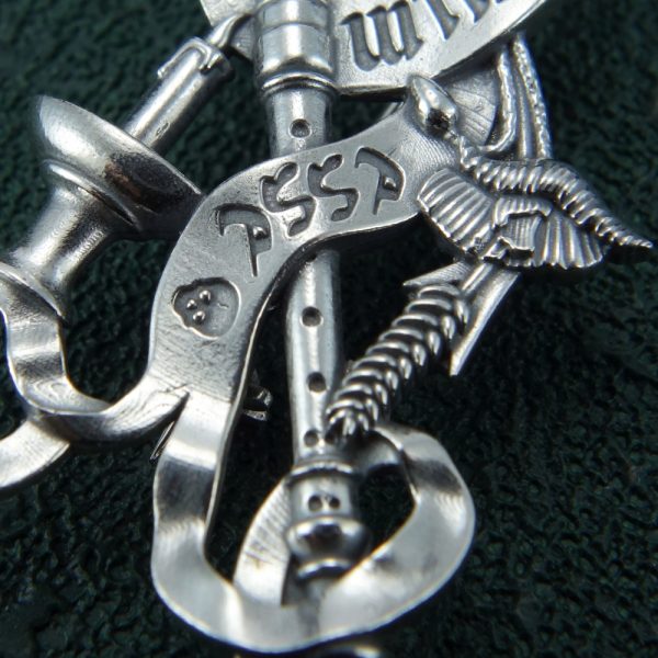 Broche représentant une nature morte, bijou allégorie de la mort avec les symboles du serpent, la plume d'écriture, la bougie, coquelicot et épi de blé, phylactère. Détail | Res Mirum