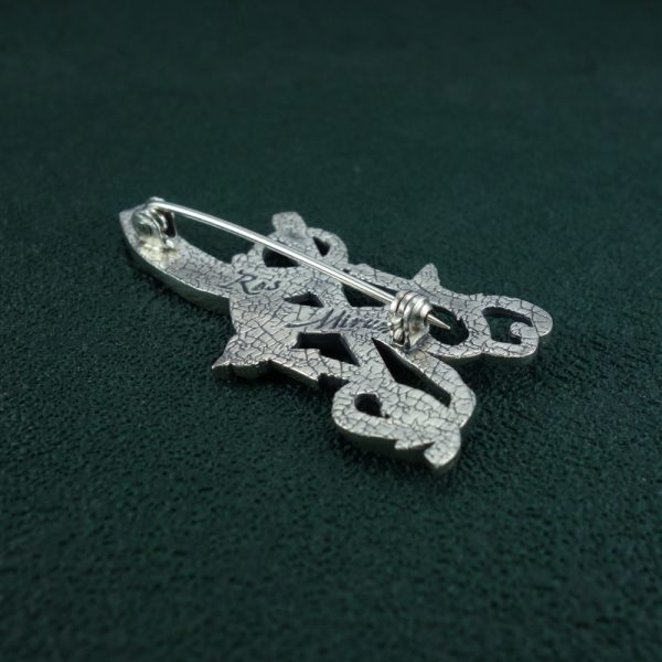 Broche représentant une nature morte, bijou allégorie de la mort avec les symboles du serpent, la plume d'écriture, la bougie, coquelicot et épi de blé, phylactère. Vue de dos | Res Mirum
