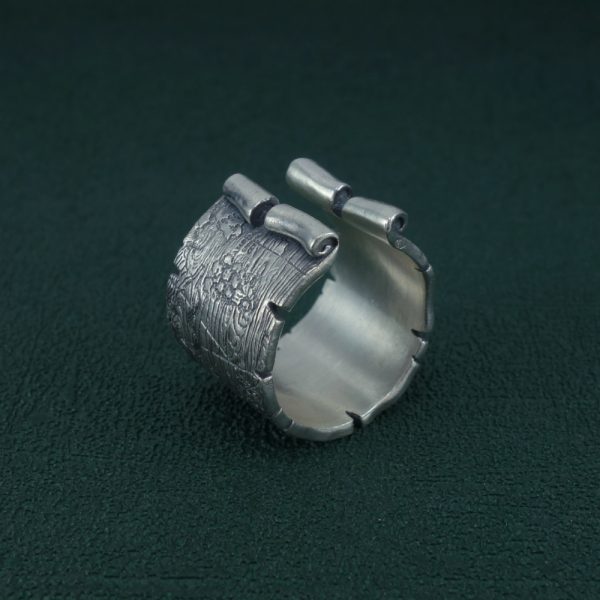 Bague Portulan imaginé dans l'esprit d'une carte marine avec des détails de monstres, dragons et autres animaux Vue de dos debout | Res Mirum