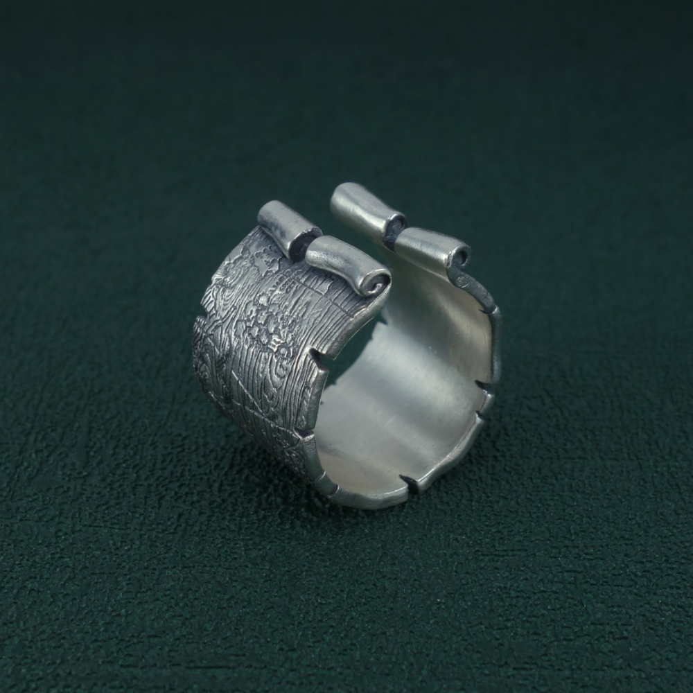 Bague Portulan imaginé dans l'esprit d'une carte marine avec des détails de monstres, dragons et autres animaux Vue de dos debout | Res Mirum