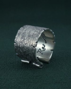 Bague Portulan imaginée dans l'esprit d'une carte marine avec des détails de monstres, dragons et autres animaux Vue de côté debout | Res Mirum