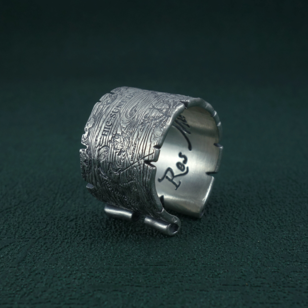 Bague Portulan imaginée dans l'esprit d'une carte marine avec des détails de monstres, dragons et autres animaux Vue de côté debout | Res Mirum