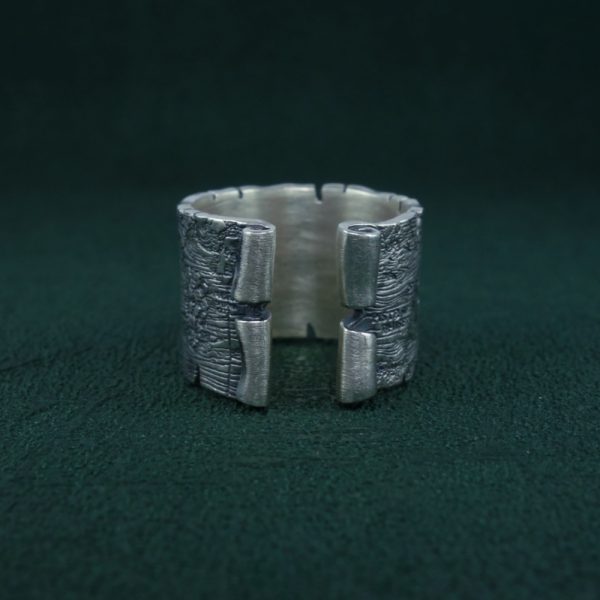 Bague Portulan imaginée dans l'esprit d'une carte marine avec des détails de monstres, dragons et autres animaux Vue de dos | Res Mirum