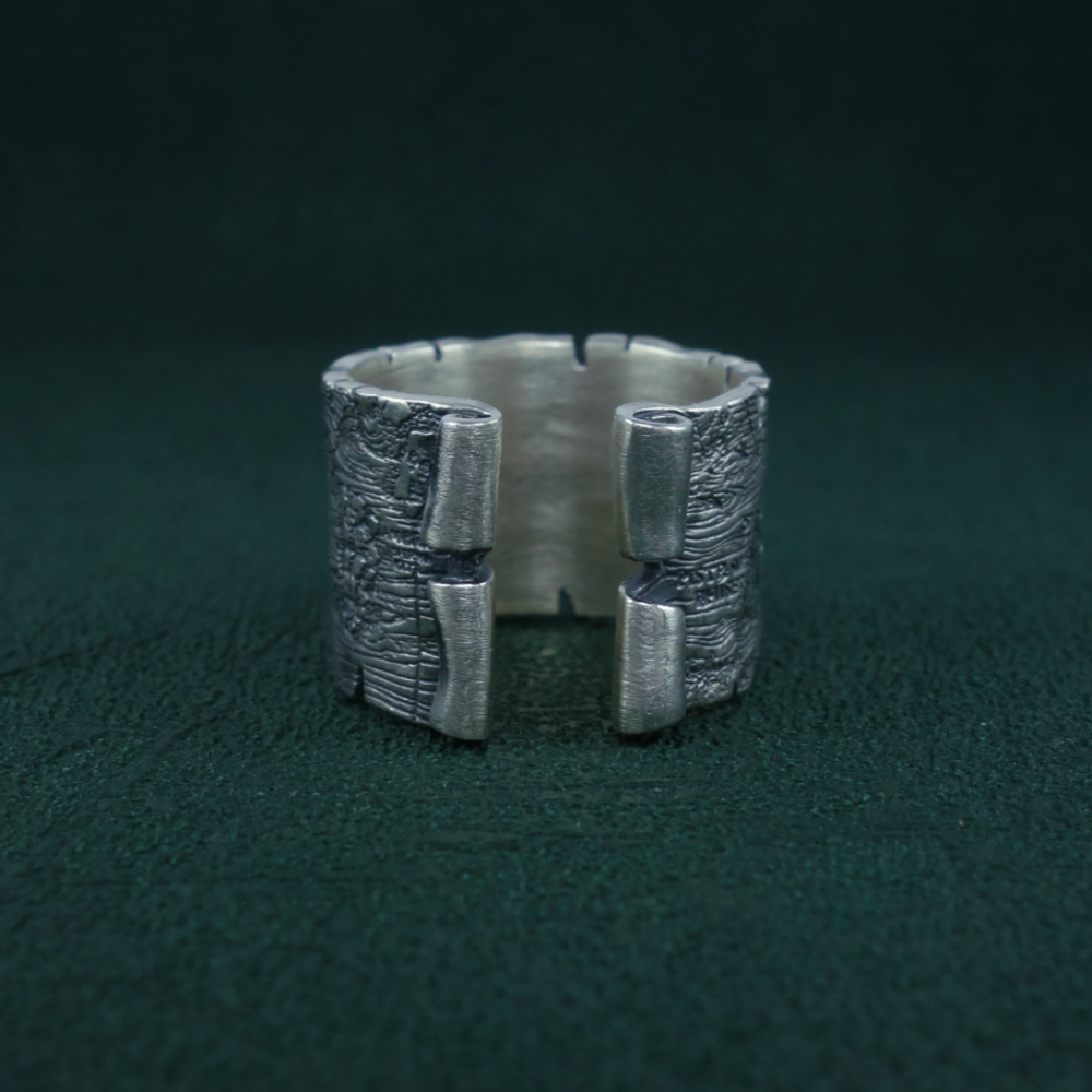 Bague Portulan imaginée dans l'esprit d'une carte marine avec des détails de monstres, dragons et autres animaux Vue de dos | Res Mirum